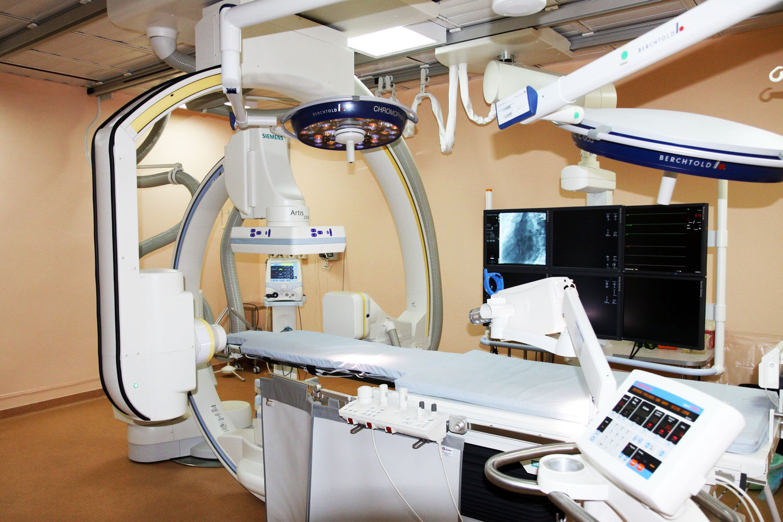 2. Двухпроекціонний ангіограф Siemens Axiom Artis Zee
